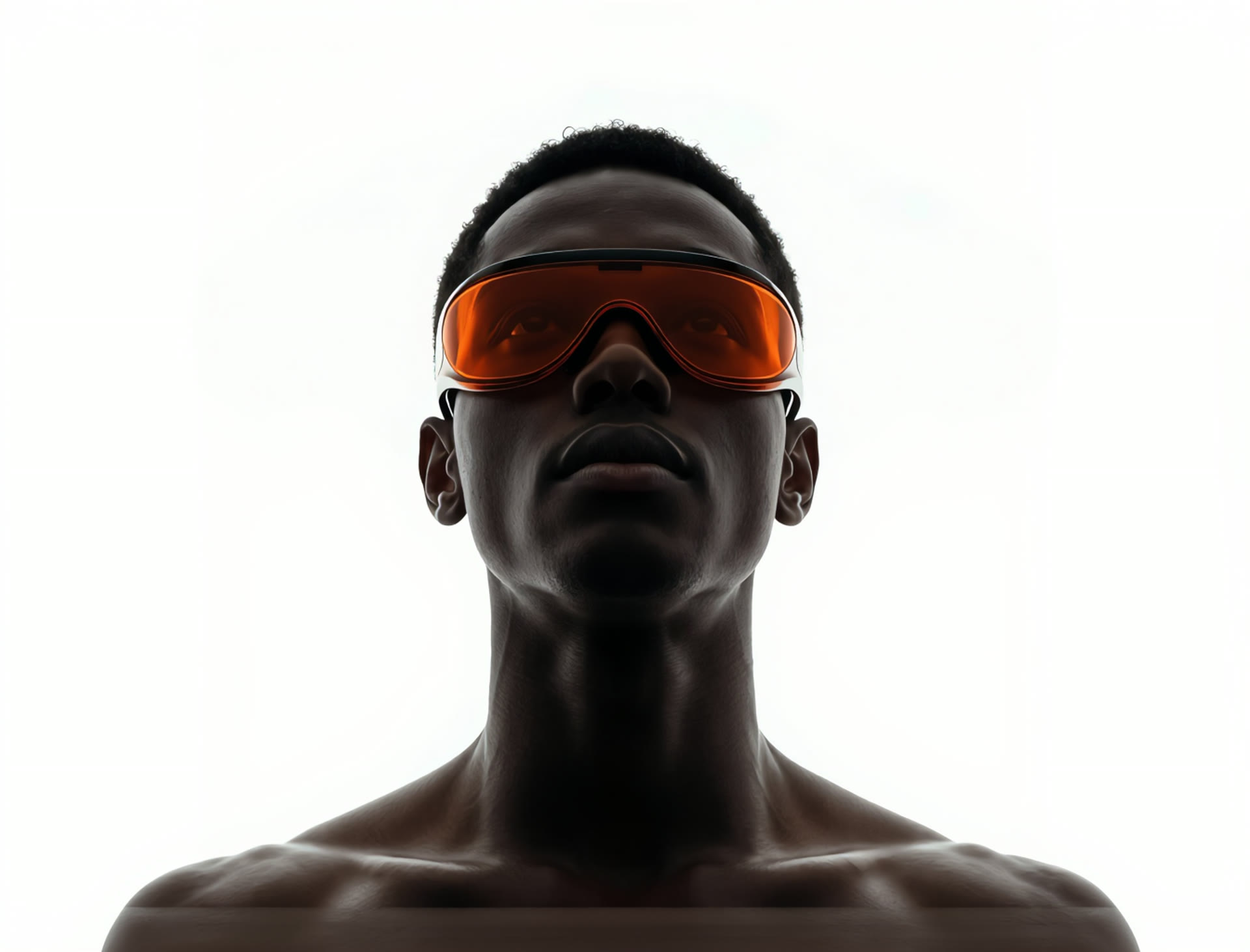 Figura futurista com visor laranja